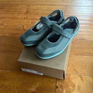 Brand new ORTHOFeet breathable gray Mary Jane's